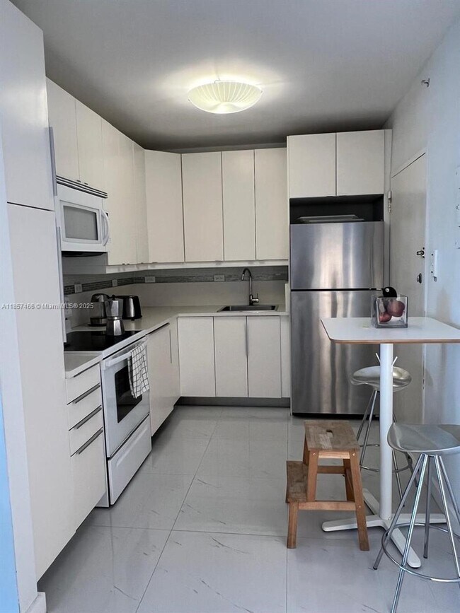 Photo - 5601 Collins Ave Unidad 1115