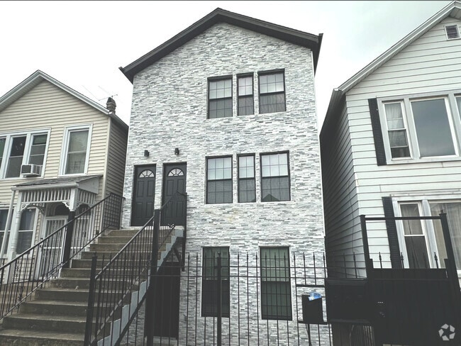 Building Photo - 2702 S Union Ave Rental