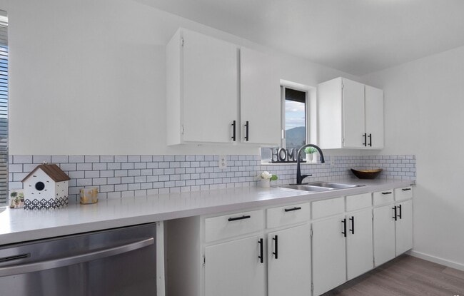 Photo - 686 Tomahawk Dr Unit Main Floor