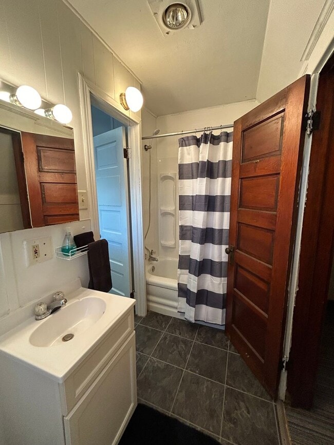 Building Photo - 308 N 11th St Unit 308 1/2