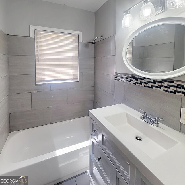 Photo - 1093 Windsor St SW