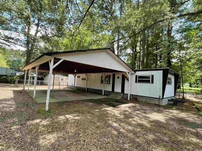 Building Photo - 2 Bedroom 1 1/2 Bath Home