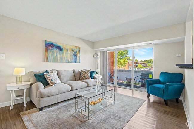 Hamilton 2BR, 1BA - 861SF - Living Room