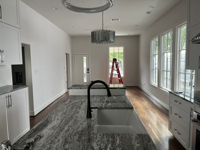 Photo - 305 Archer St