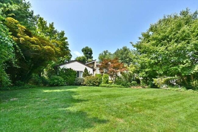 Building Photo - 24 Aldgate Dr W Rental
