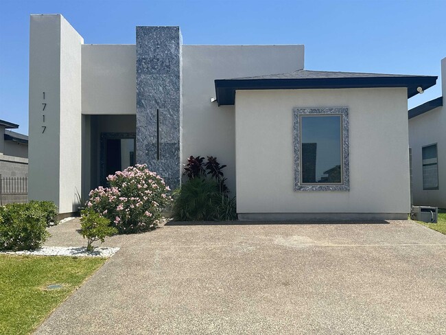 Building Photo - 1717 Fresnillo Dr Rental