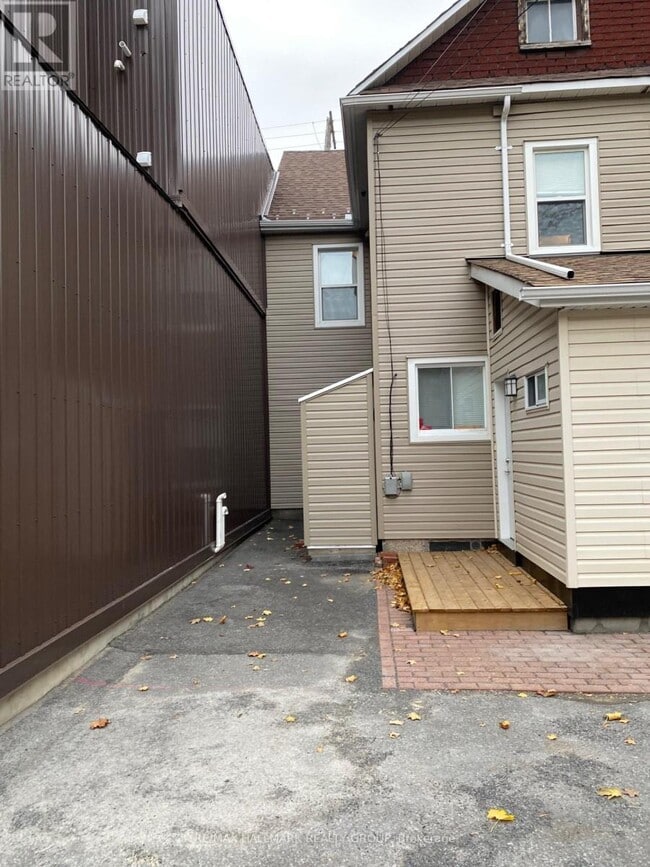 Photo - 260 Bronson Ave