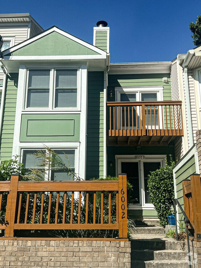 Building Photo - Lovely 2 Bed 1.5 Townhome With a Den & Pri...