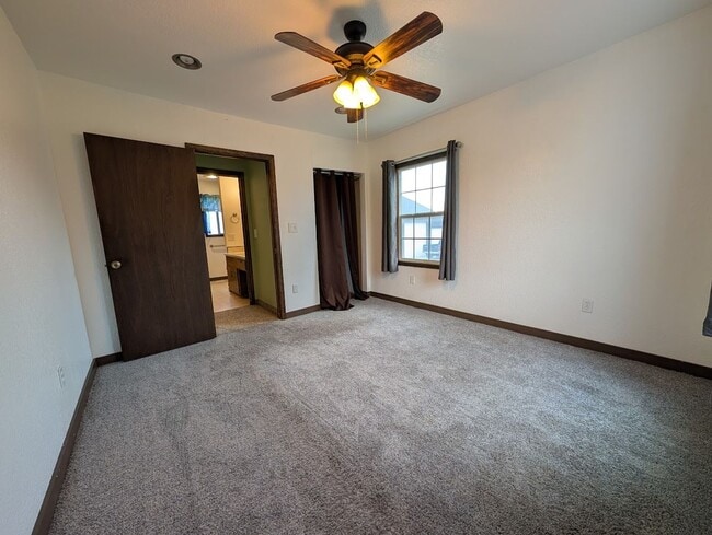 Building Photo - 3 bed 1 bath Orchards House