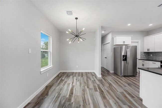 Photo - 784 Enterprise St