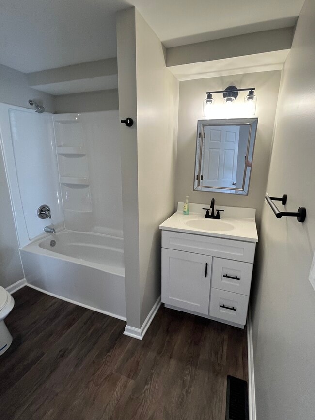 Photo - 100 N State St Unit B