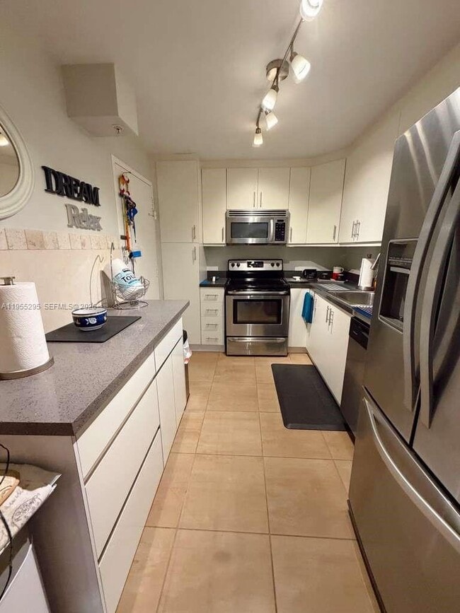 Building Photo - 400 Kings Point Dr Unit 625