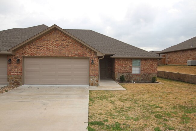Building Photo - Beautiful 3 Bedroom 2 Bathroom Townhouse i... Unit 6324