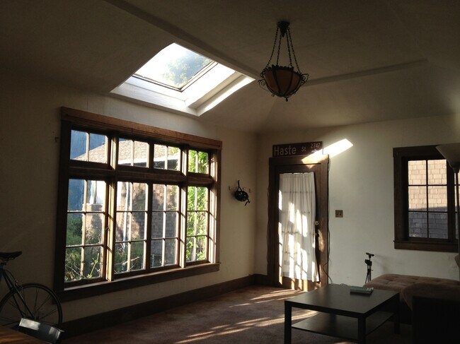 Entrada/Sala de estar - 2615 Parker St Unidad 1905 Julia Morgan Upper