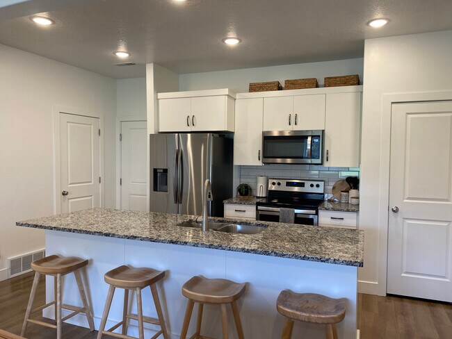 Photo - 335 S 1540 E