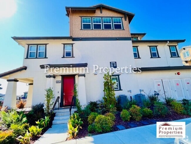 Building Photo - Exquisite Tri-Level Corner Unit Townhouse,...