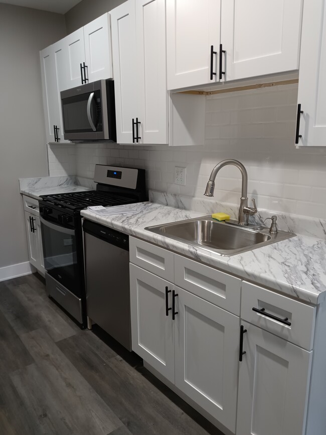 Building Photo - 12962 Clifton Blvd Rental