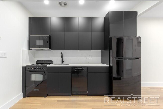 Building Photo - Brand New Penthouse 2 Bed 2 Bath in Bed St...