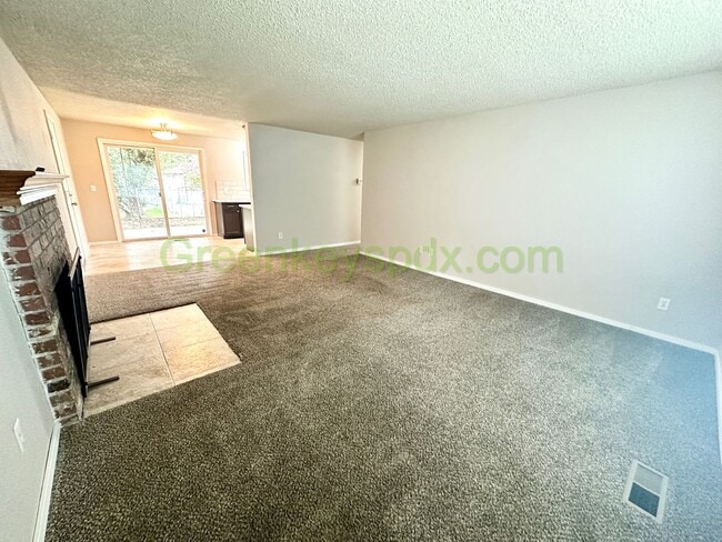 Building Photo - Beautiful Milwaukie 3 Bedroom