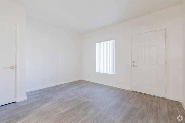 1BR, 1BA - 555SF - Living Room