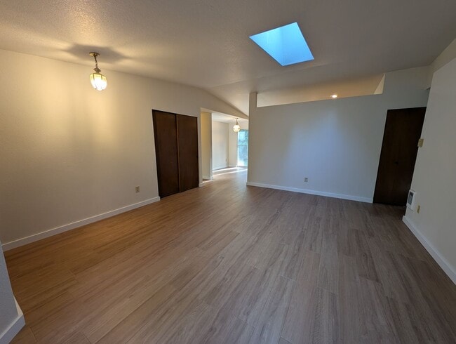 Photo - Manchester 3 Bedroom. Available NOW!!