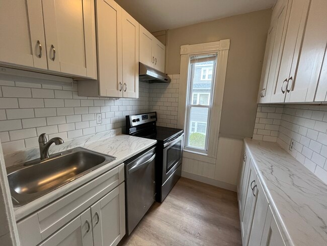 Building Photo - 262 Walnut St Unit 262 Walnut Street  2 Rental