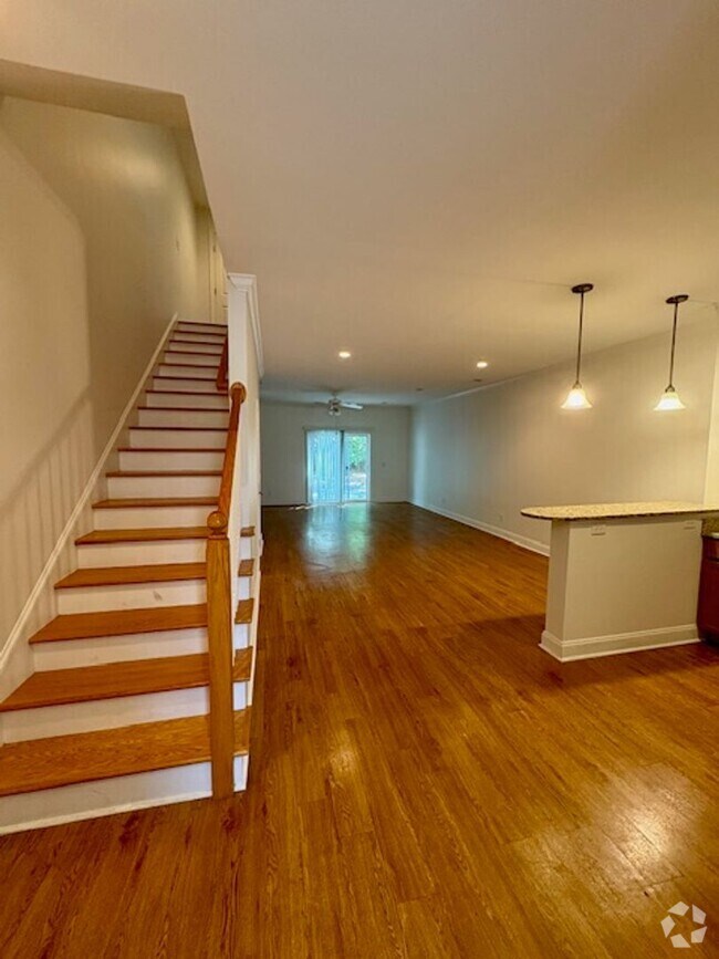 Building Photo - Desirable Two-story Lake Palmetto Townhouse