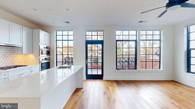 Photo - 1312 King St Unit 207