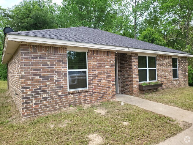 Building Photo - 2600 Canyon St Rental