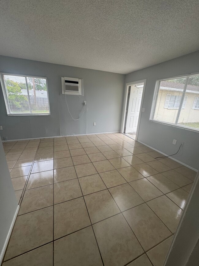 Building Photo - 1308 36th Ave W Unit D