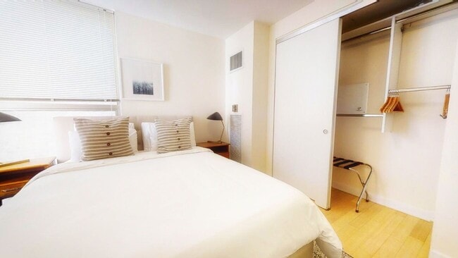 Building Photo - 42 Boylston St Unit 408