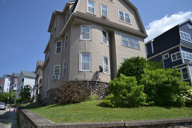Building Photo - 43 Sterling St Unit 2