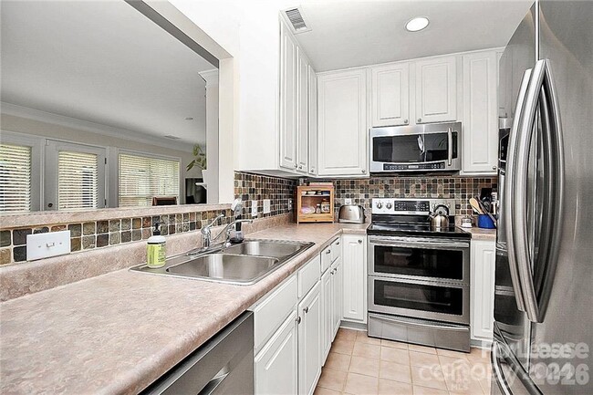 Photo - 1140 W 1st St