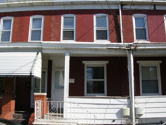 Building Photo - Great Home! Wood Flooring! Updated Kitchen! Wood Cabinets! Granite Counters! Great Living Space! ...