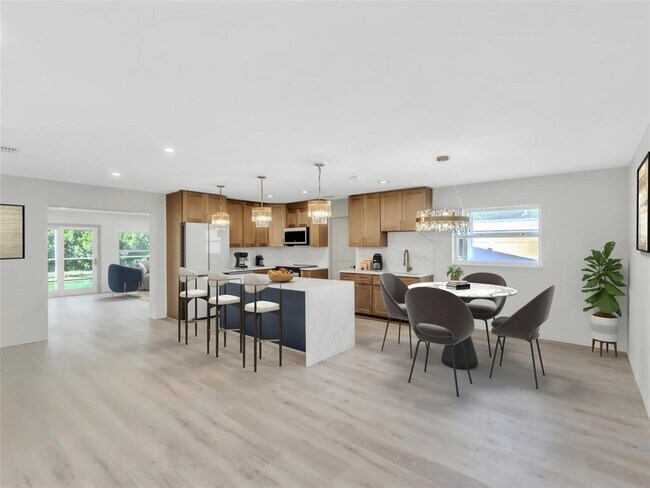 Photo - 4870 Venetian Blvd NE