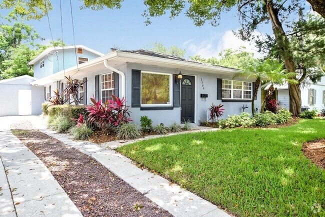 Building Photo - Charming 4/2 Colonial Town North Home with...