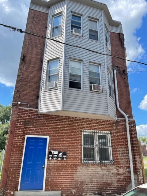 Building Photo - 3532 Kensington Ave Unit 2R