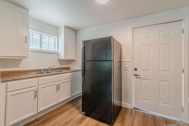 Photo - 2407 S New Braunfels Ave