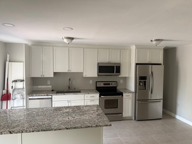 Building Photo - 240 SW 7th St Unit 10