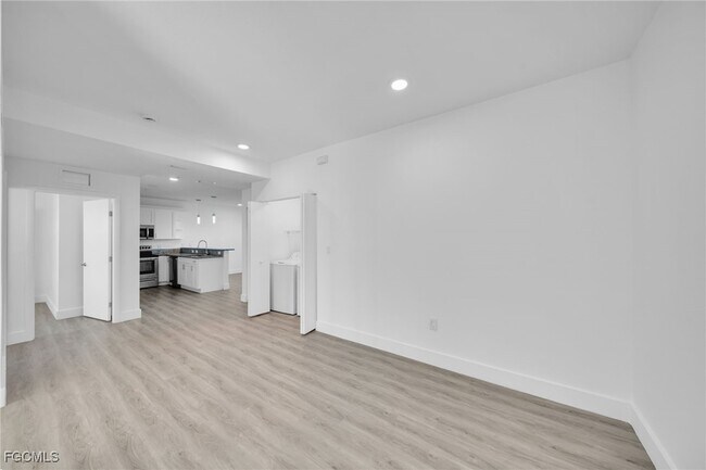 Photo - 275 SW 4th St Unidad 110