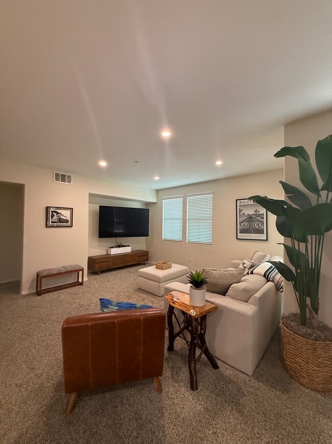 Building Photo - 243 Riverdale Ct Unit 3rd Floor Condo Unfurnish