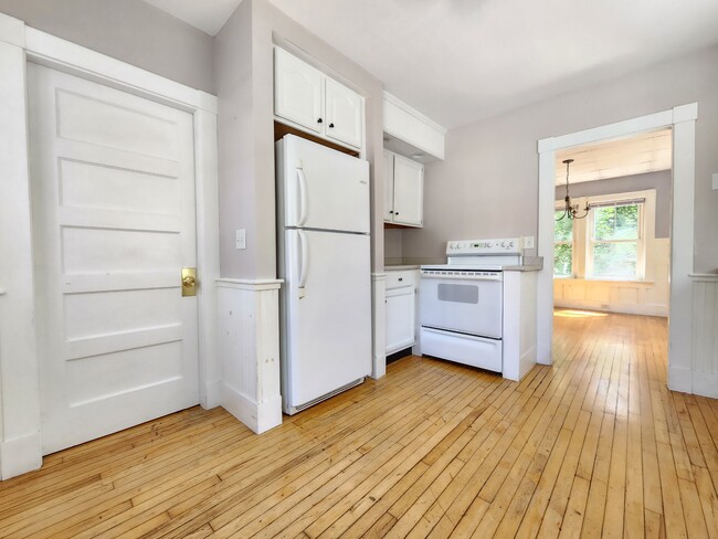 Photo - 387 College Ave