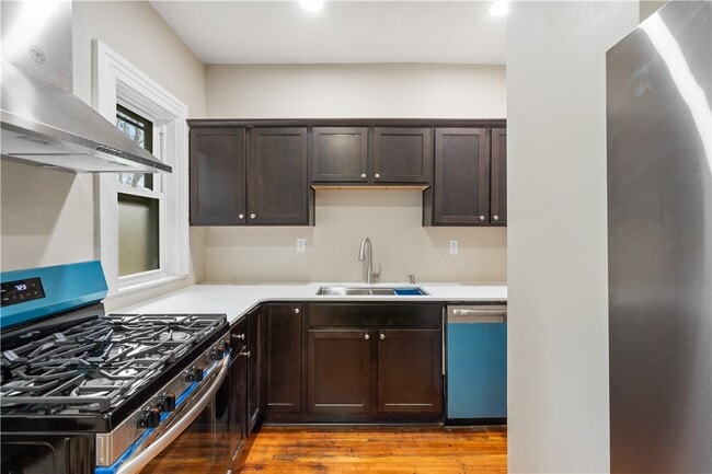 Photo - 483 Alexander St