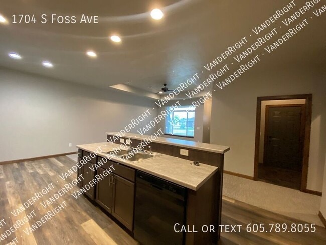 Photo - 1704 S Foss Ave