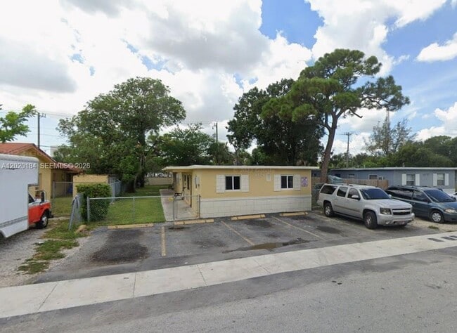 Building Photo - 1124 NW 2nd St Unit 2