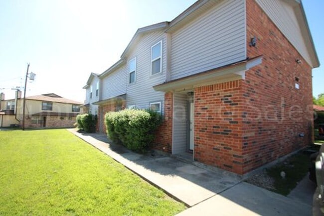 Building Photo - 3704 Hereford Ln
