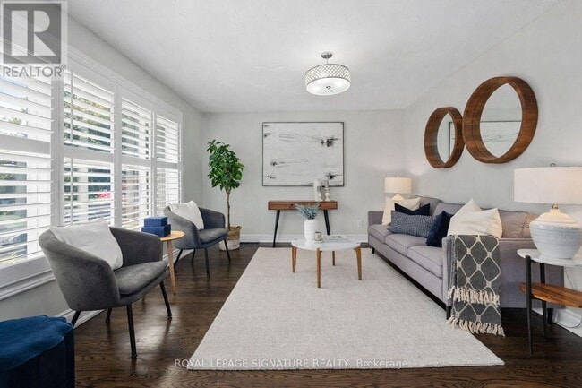 Photo - 621 Wychwood St