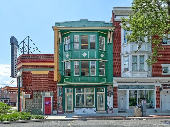 Building Photo - 1402 N 3rd St Unit Apt 1