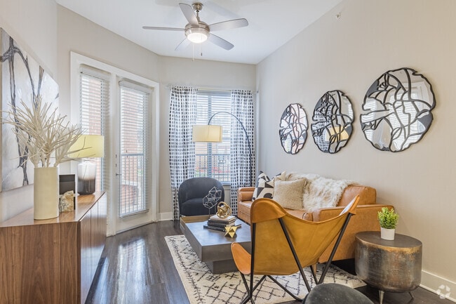 1BR, 1BA - 679SF - Living Room