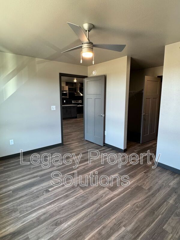 Photo - 220 E Greenfield Ln